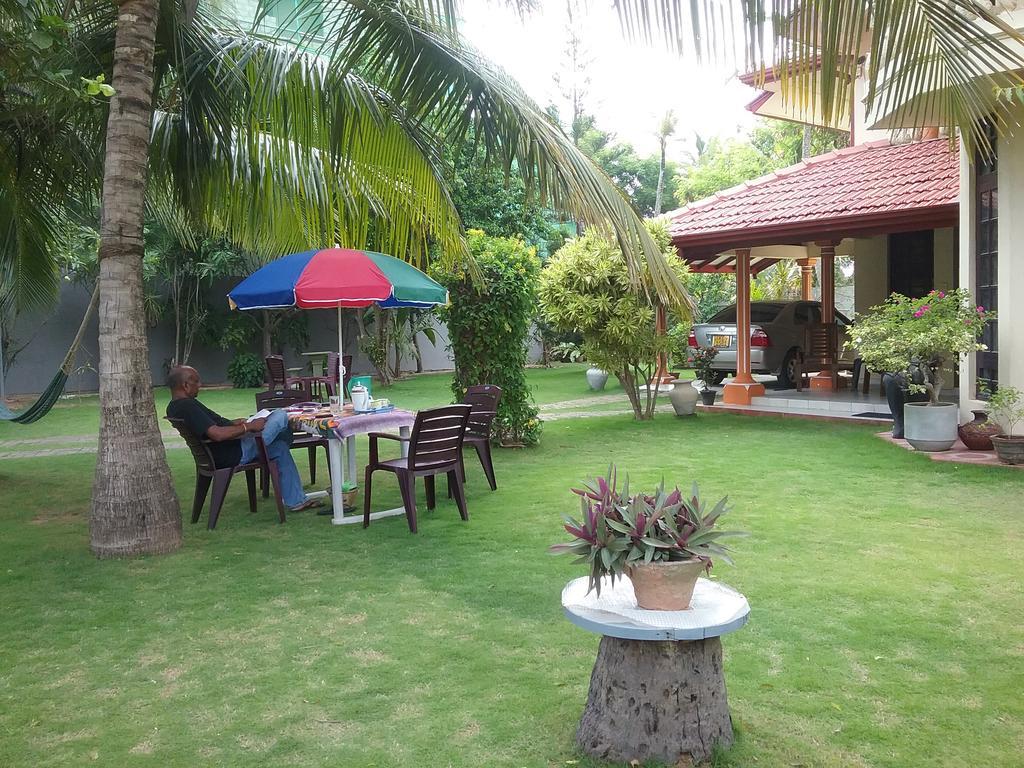 Sugandi Inn Kochchikade Exterior photo